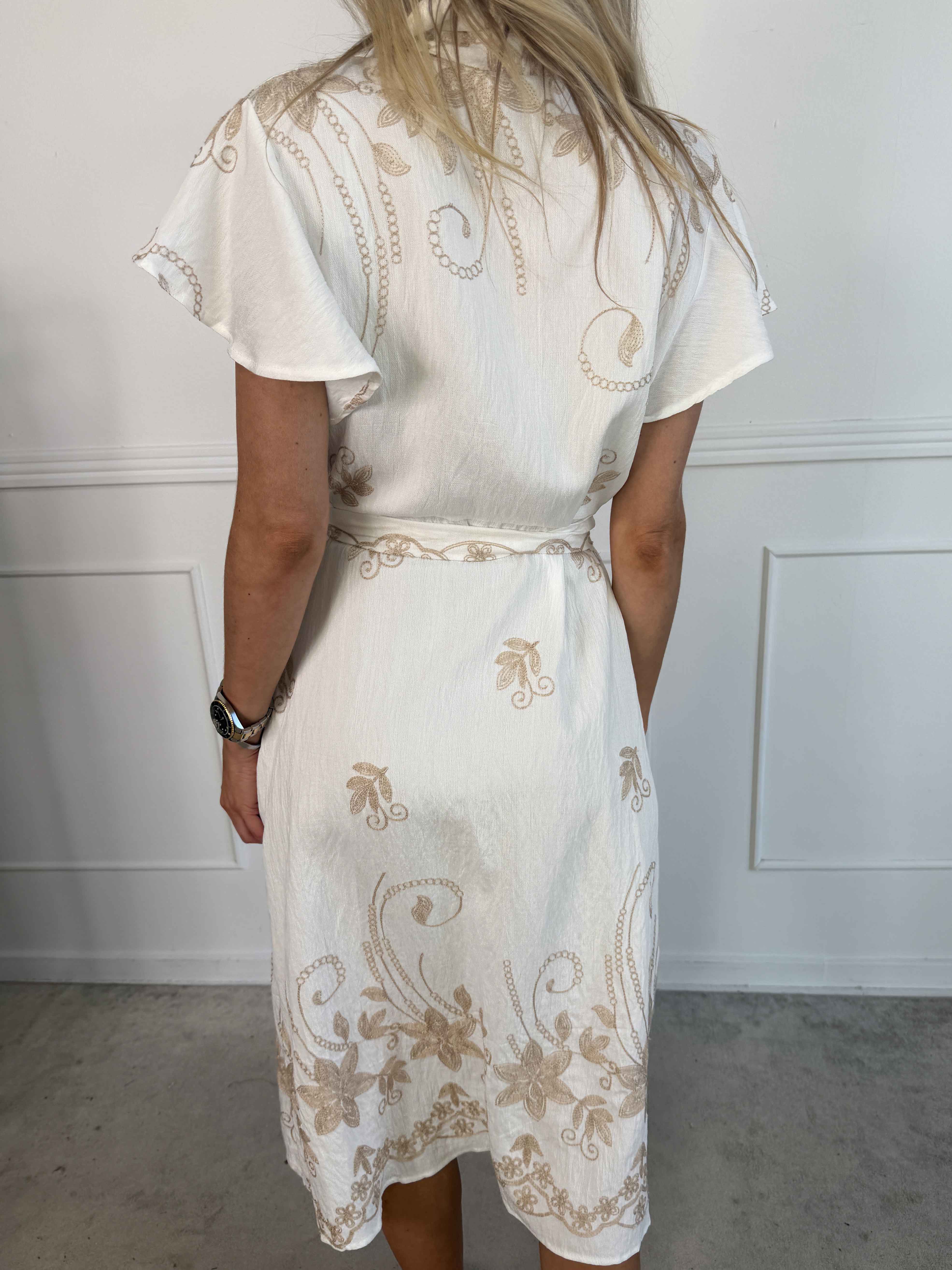 Marianne - Skjortklänning i viskos med broderade detaljer och volangärmar.